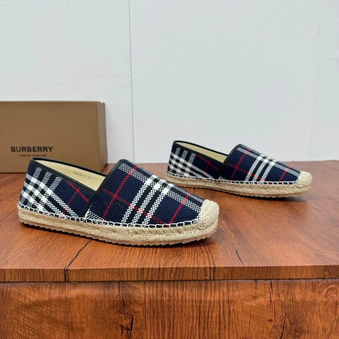 Batch 600 Burberry/Burberry new summer men's embroidered straw fisherman shoes, cool slip-on straw shoes! Encounter British fashion with Burberry espadrilles, a perfect blend of classic and fashionable. The unique printing on the upper is a manifestation of the brand's style. Every color and every pattern tells the story of England. Straw soles bring a natural texture, comfortable and chic. Whether you are strolling in the city streets or heading to the beach for vacation, it can add elegance and charm to you, easily become the center of attention, and start your own fashion journey. Classic knitted canvas upper, with thin calfskin lining suitable for summer, straw lining, genuine leather patch at the bottom of the heel, hemming technology, and Mark stitching details! Anti-slip rubber bottom layer, integrated injection molding of large LOGO letters and badges, multiple colors and styles to choose from, complete package! Size: 39-40-41-42-43-44 Normal size Item number: 2025-5 Knitted blue